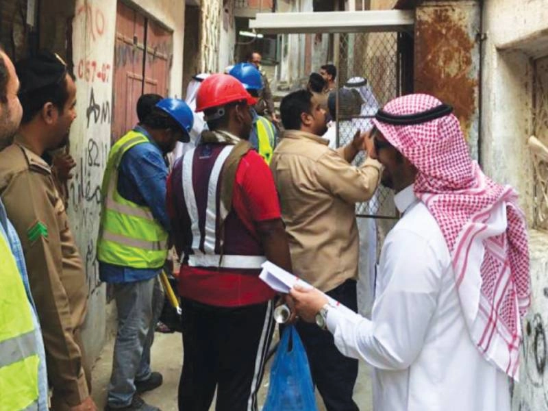 من أعمال فصل الكهرباء عن العقارات المزالة (مكة)