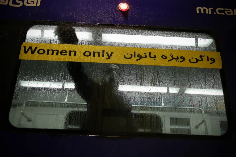 عامل ينظف قطارا تحت الأرض بسبب كورونا (د ب أ)