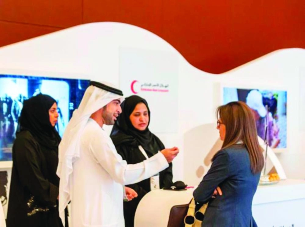 زائرات يستمعن لشرح بالمعرض (مكة)