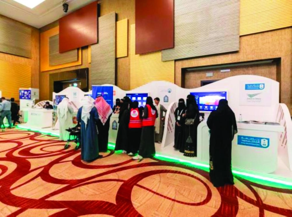 زائرات يتجولن بالمعرض (مكة)