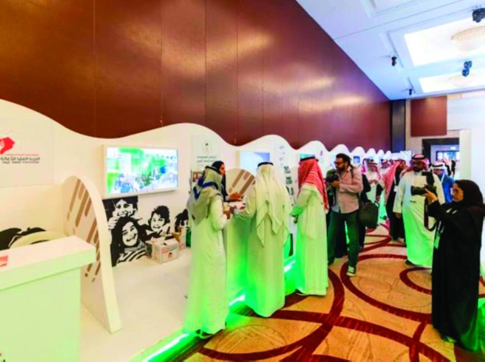 






زائرة توثق زيارتها للمعرض                         (مكة)