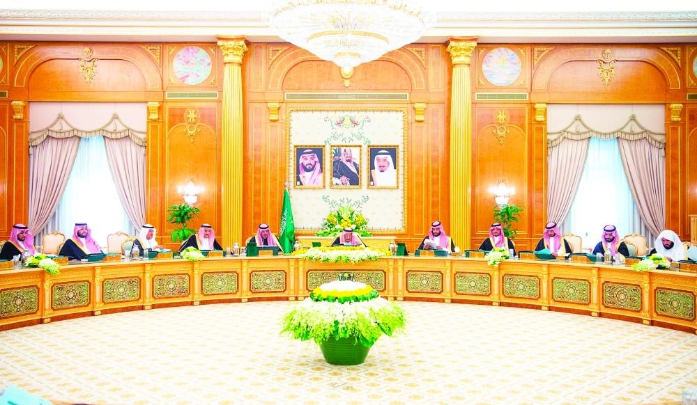 الملك سلمان لدى ترؤسه جلسة مجلس الوزراء في قصر اليمامة بالرياض أمس (واس)