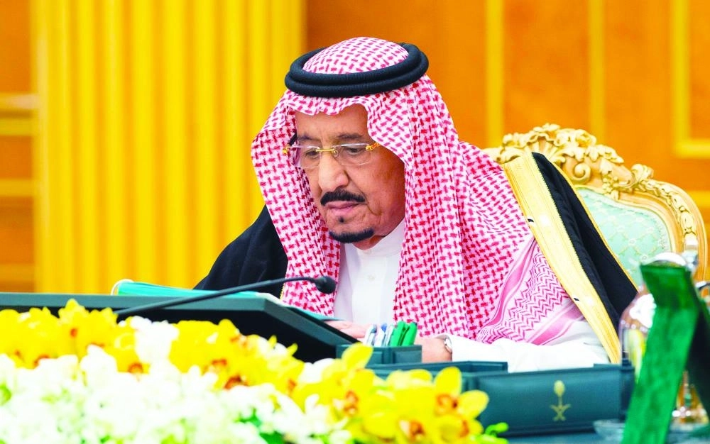 






الملك سلمان لدى ترؤسه جلسة مجلس الوزراء في قصر اليمامة بالرياض أمس                                     (واس)