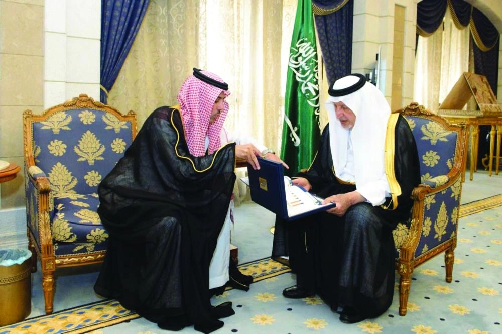 خالد الفيصل خلال استقباله تركي الجعويني                                                     (مكة)