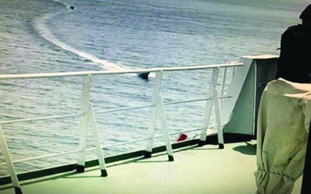 صور عرضها التحالف للزوارق التي استهدفت ناقلة النفط                                                                                 (واس)