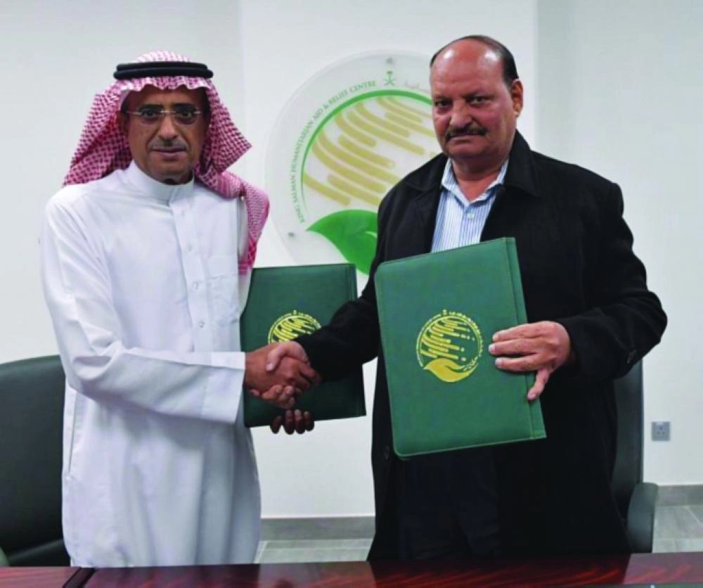 البيز يوقع الاتفاقية مع الجانب اليمني (واس)