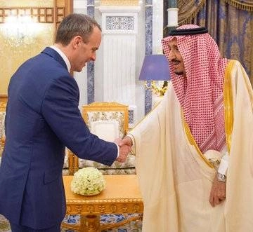 خادم الحرمين الشريفين أثناء استقبال وزير خارجية بريطانيا 