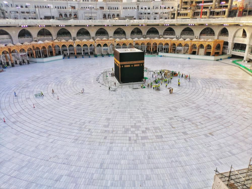 






إخلاء صحن المطاف في المسجد الحرام لتعقيمه وتطهيره كإجراء احترازي من كورونا                     (أنس الحارثي)