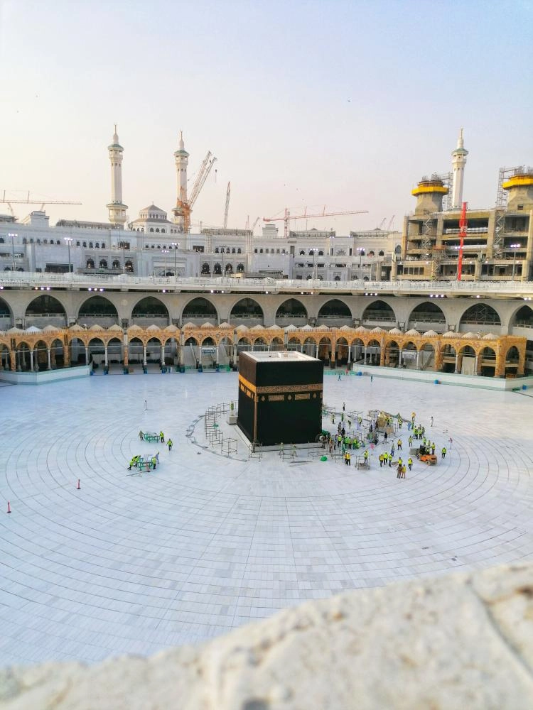 إخلاء صحن المطاف في المسجد الحرام لتعقيمه وتطهيره كإجراء احترازي من الفيروس (أنس الحارثي)