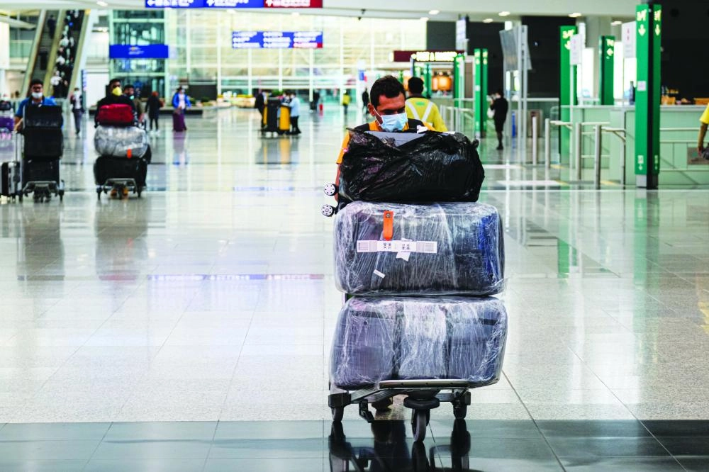 سيدة تضع الكمامة في مطار هونج كونج (د ب أ)