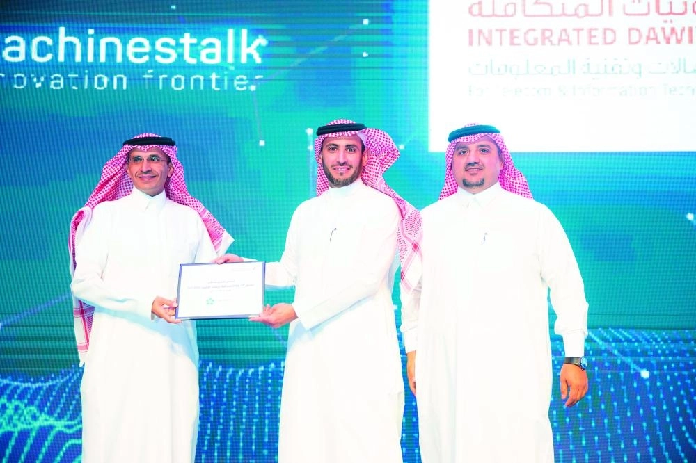 أثناء تسليم أحد التراخيص (هيئة الاتصالات)