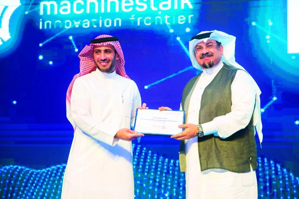 






أثناء تسليم أحد التراخيص                 (هيئة الاتصالات)