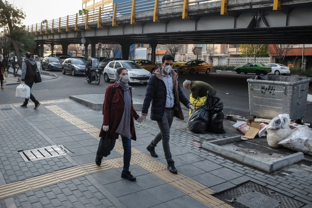 






حالة من الخوف على وجوه الإيرانيين في الشارع                                               (د ب أ)