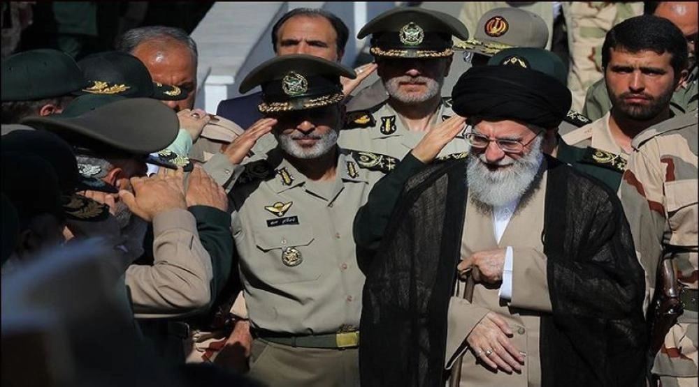 خامنئي يحضر تخريج دفعة من ضباط جامعة الإمام الحسين (مكة)