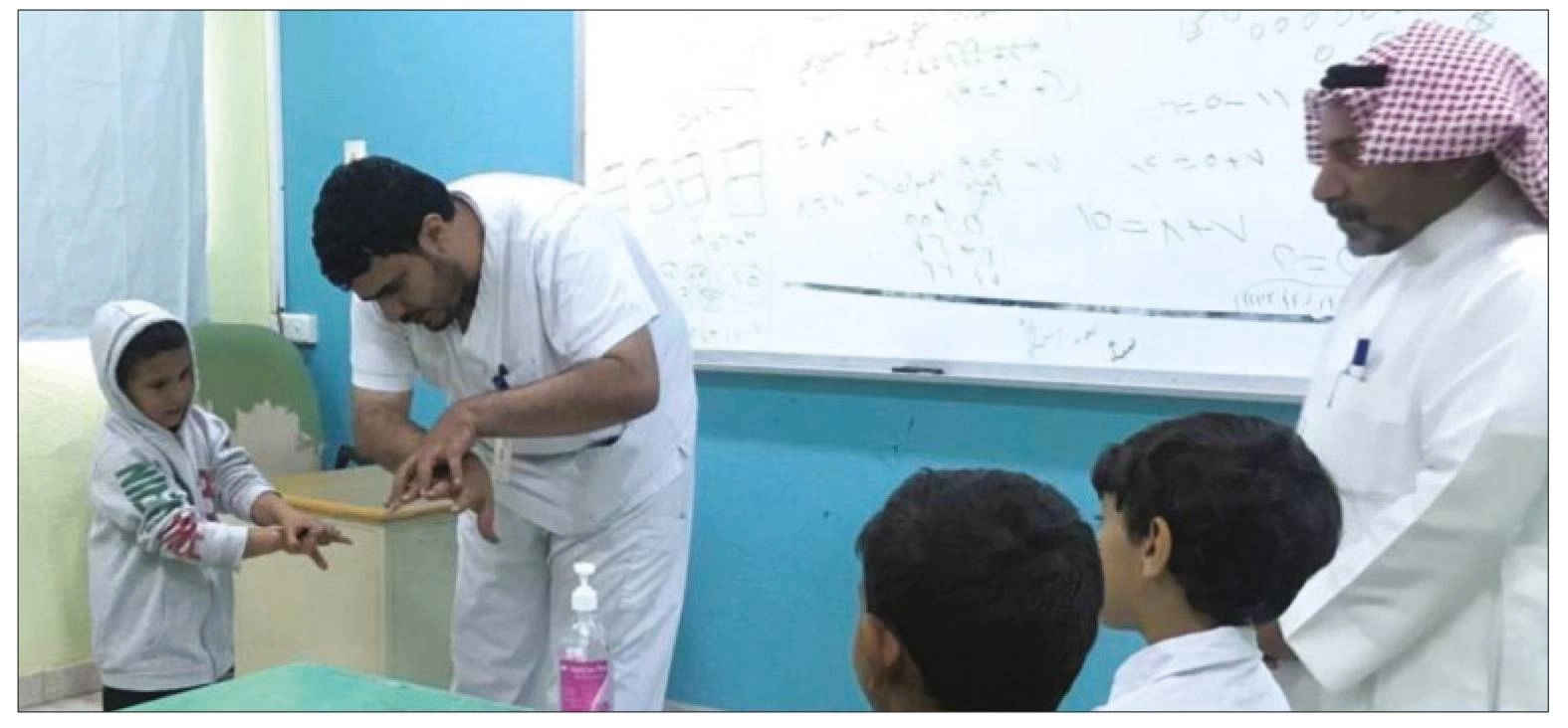 توفير مواد التعقيم والتنظيف في إحدى المدارس وقاية من كورونا (مكة)