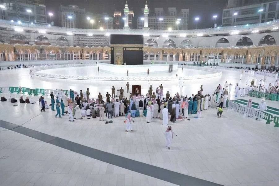 السديس يوضح لقاصدي المسجد الحرام المقاصد الشرعية من الإجراءات الاحترازية (واس)