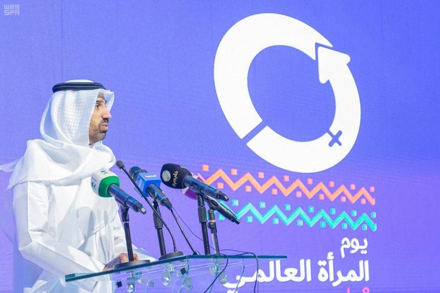 وزير الموارد البشرية يدشن منصة "قياديات" بمناسبة اليوم العالمي للمرأة