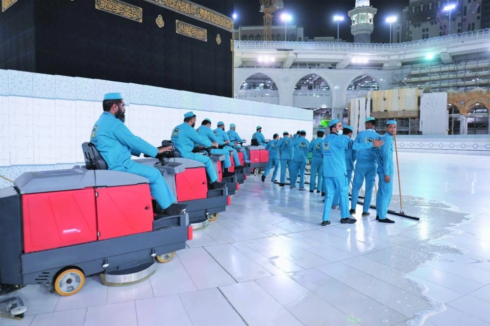 



 من عملية تعقيم صحن المطاف ومداخله                                     (مكة)