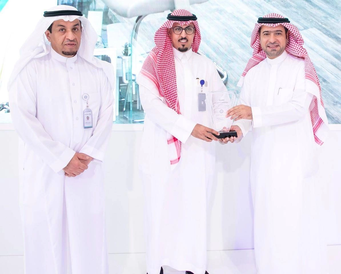 وزير الإسكان أثناء تكريم أحد المكاتب (هيئة العقار)