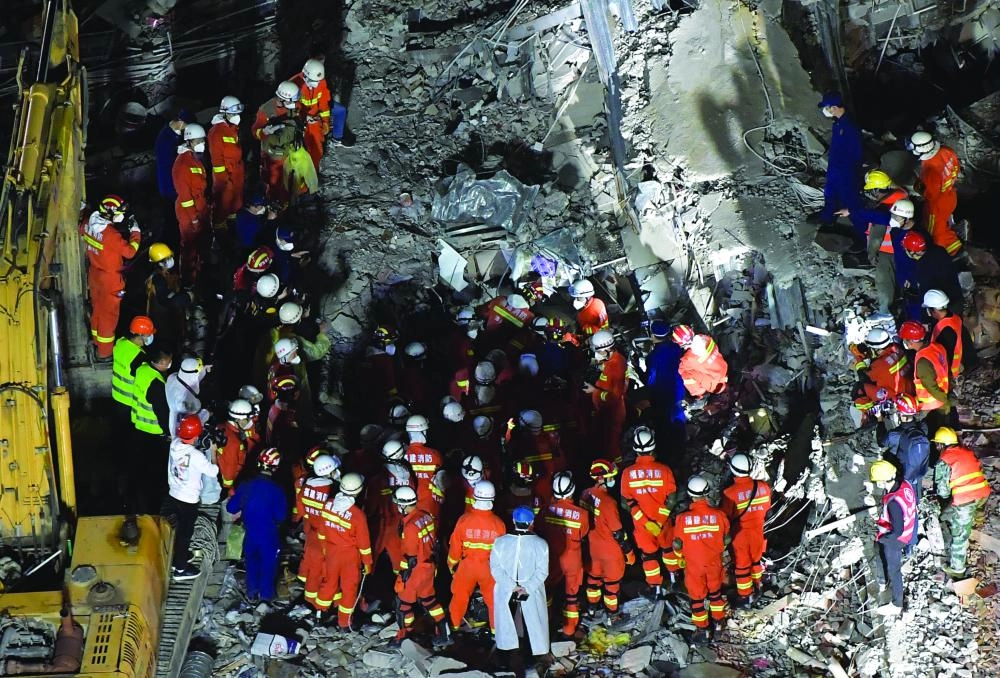 العمال في موقع مستشفى حجر صحي انهارات(د ب أ)