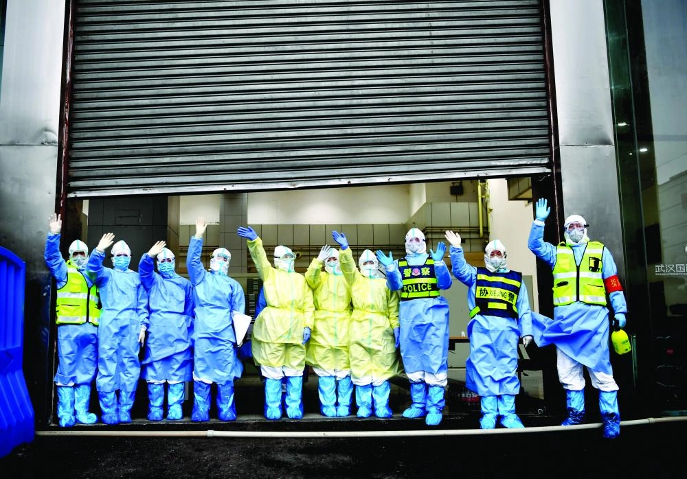 صينيون يحتفلون باغلاق مستشفى حجر صحي (د ب أ)