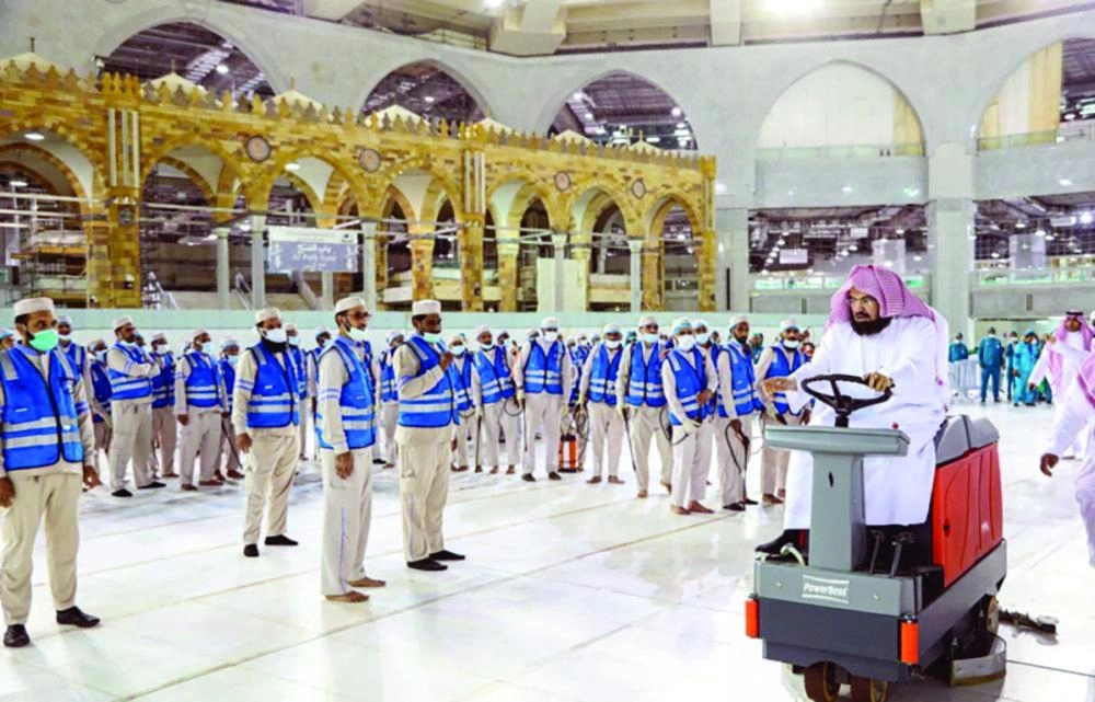 






من أعمال التطهير وتوزيع الكمامات مجانا بالمسجد الحرام     (أنس الحارثي)