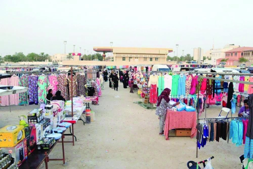 






أحد الأسواق الجائلة بمحافظة القطيف                                                   (مكة)