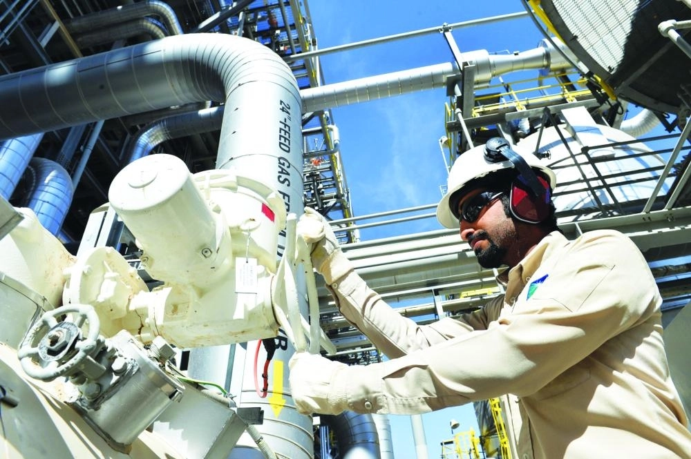 






مهندس في أرامكو يعمل بحقل شيبة                                                 (مكة)