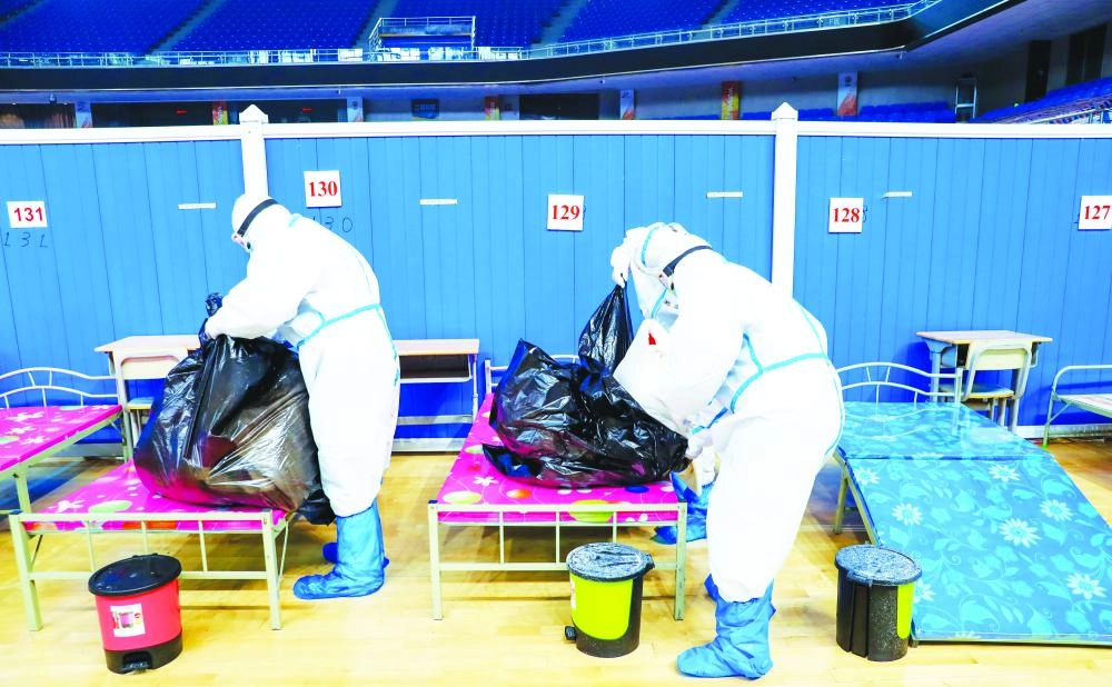 






صينيون يقومون بتطهير المكان بعد إغلاق مستشفى للحجر الصحي                                  (د ب أ)