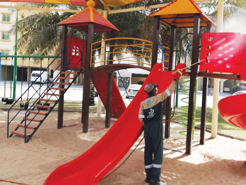 من عملية تعقيم ألعاب الأطفال بالحدائق (مكة)