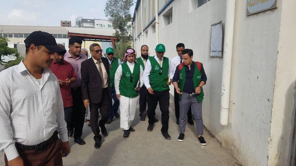 أثناء زيارة فريق فني من البرنامج السعودي لتنمية وإعمار اليمن