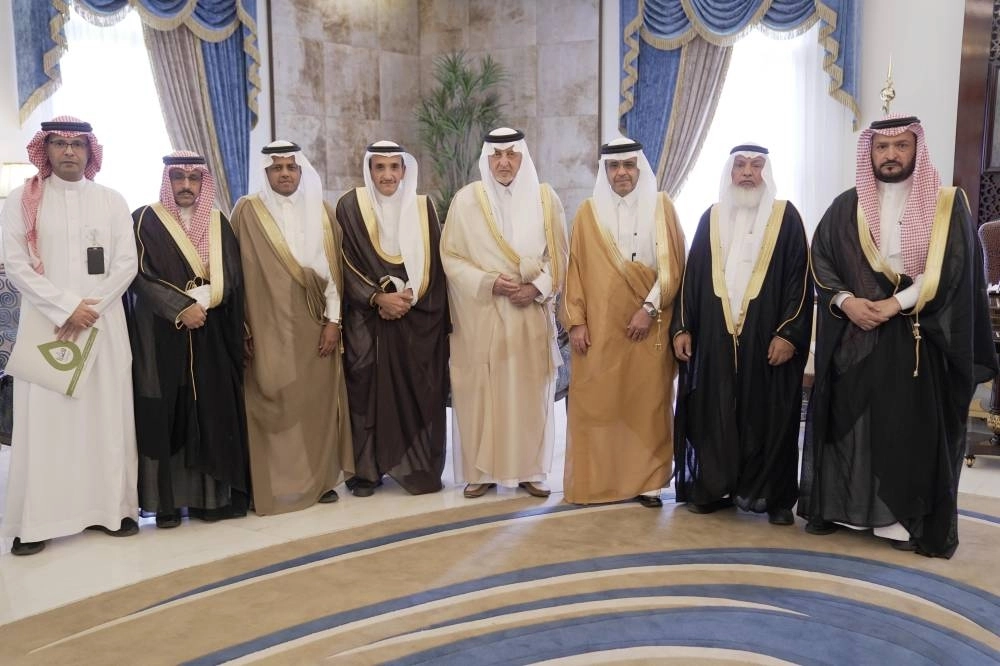 






خالد الفيصل متوسطا رئيس وأعضاء الجمعية                                                                                (واس)