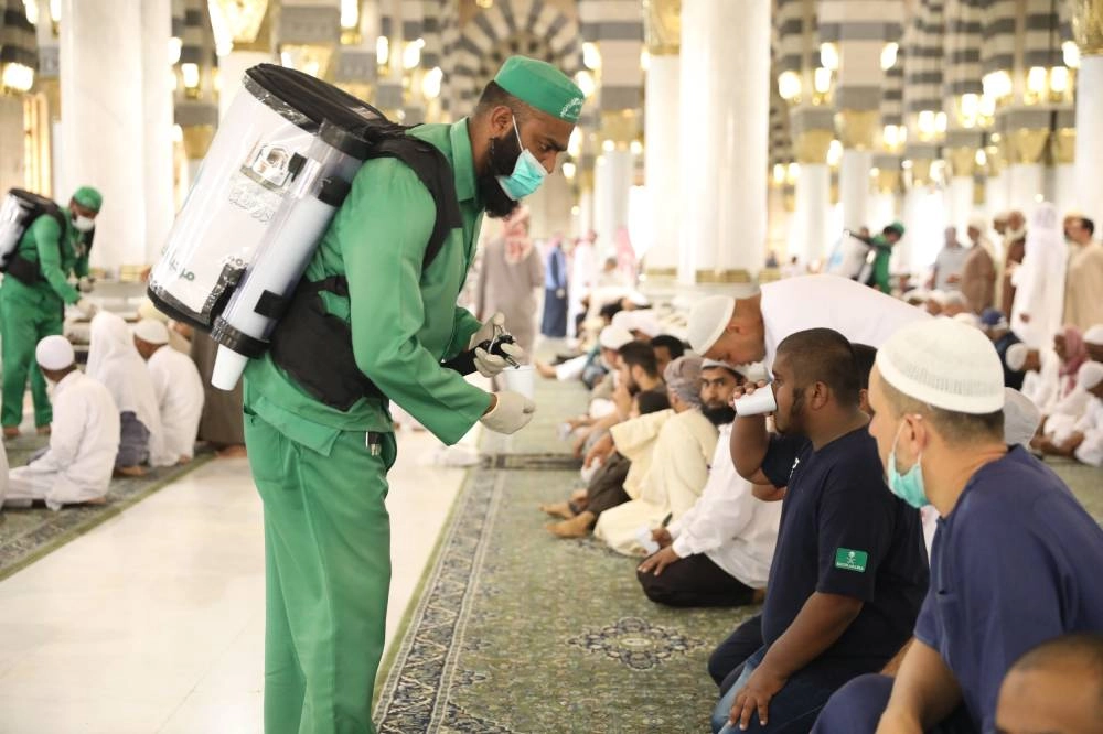 






جانب من توزيع ماء زمزم على المصلين