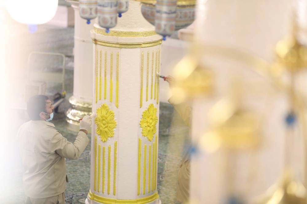 جانب من الروضه الشريفه خلال عمليات التنظيف ( مكه ) 