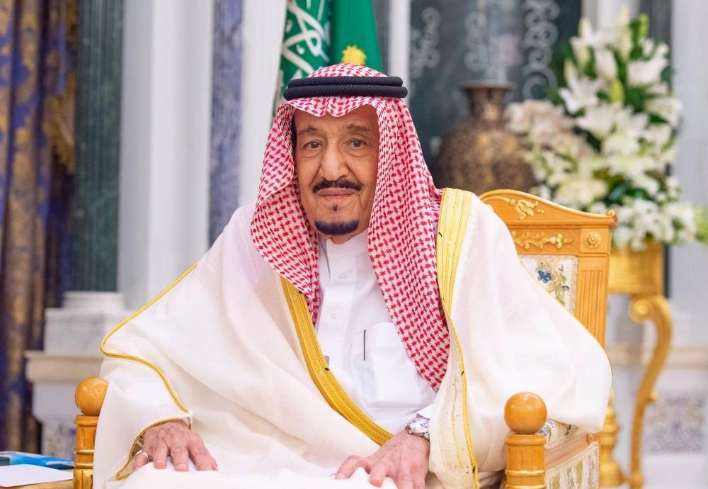 خادم الحرمين لدى استقباله رئيس البرلمان العربي أمس                                                                                                        (واس)