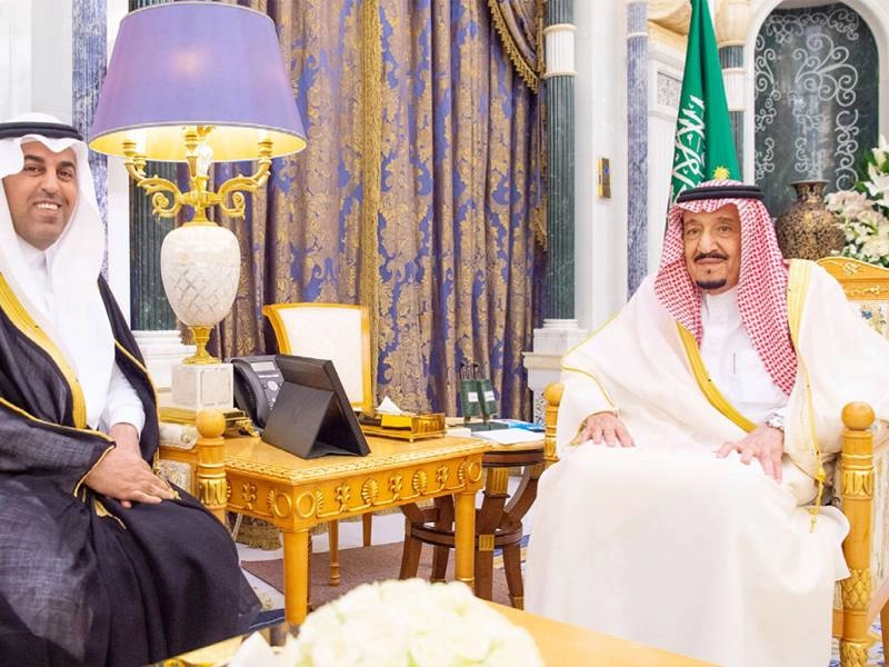 خادم الحرمين لدى استقباله رئيس البرلمان العربي أمس                                                                                                        (واس)