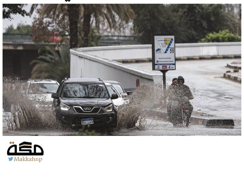 تكدس مركبات في أحد شوارع القاهرة جراء الأمطار (د ب أ)