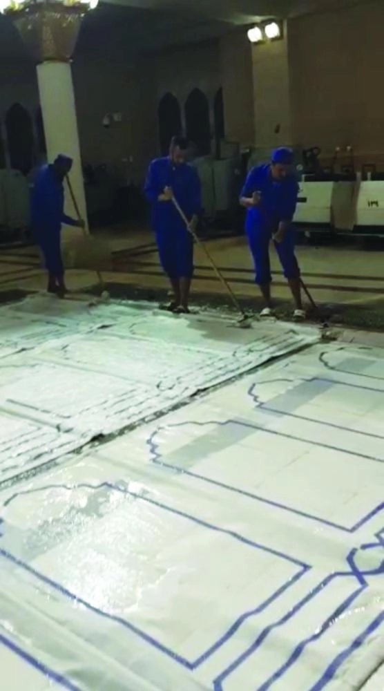 من عمليات التعقيم والتطهير بالمسجد النبوي (مكة) 