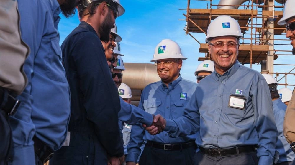 






الناصر يتحدث مع مجموعة من العاملين                              (أرامكو)