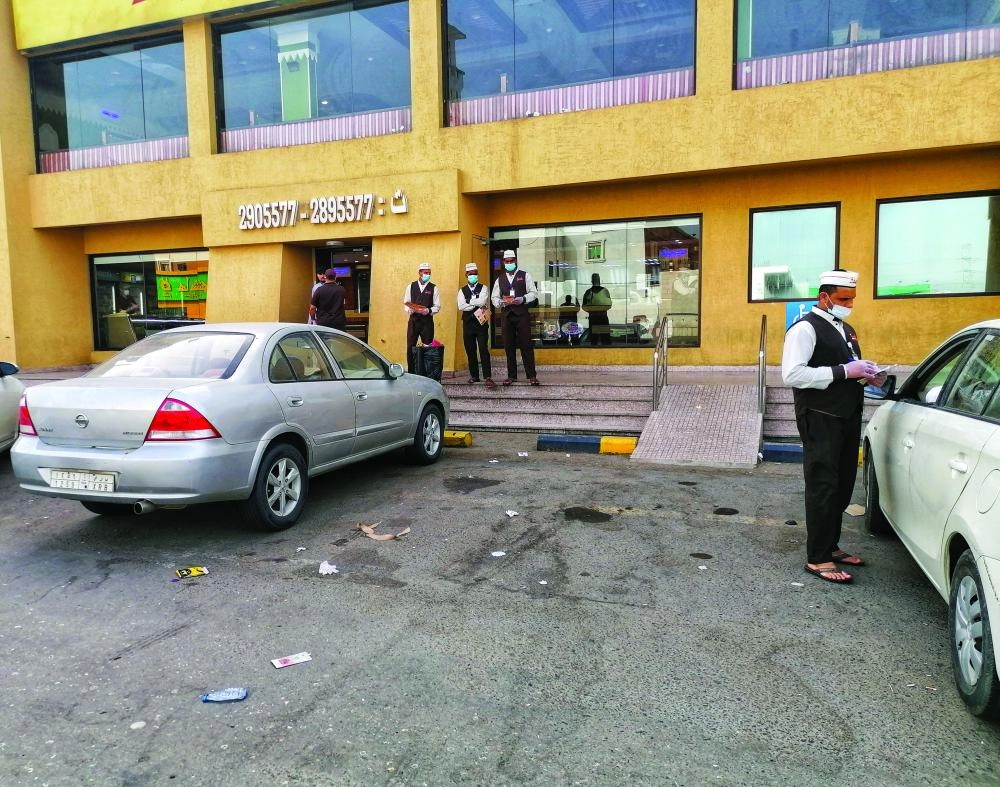 






عمال يقدمون خدمة الطلبات الخارجية     (أنس الحارثي)