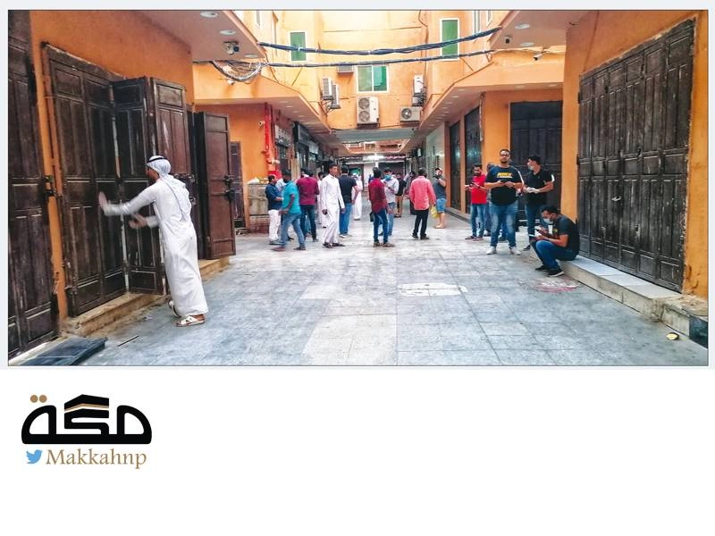 إغلاق محلات في سوق البلد بجدة أمس تطبيقا للإجراءات الاحترازية من كورونا (أنس الحارثي)