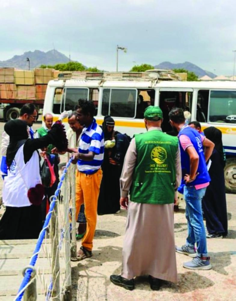 لجظة صعود الصوماليين للباخرة (واس)