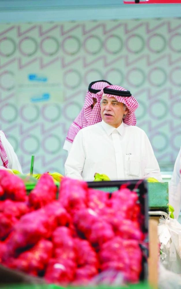 ماجد القصبي خلال جولة ميدانية على منافذ البيع أمس (مكة)