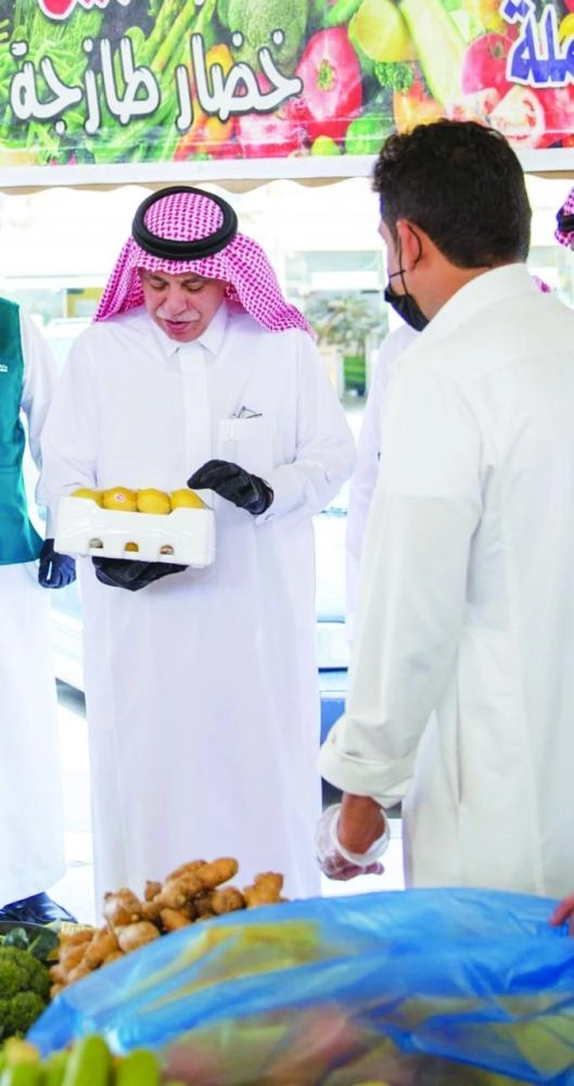 ماجد القصبي خلال جولة ميدانية على منافذ البيع أمس (مكة)