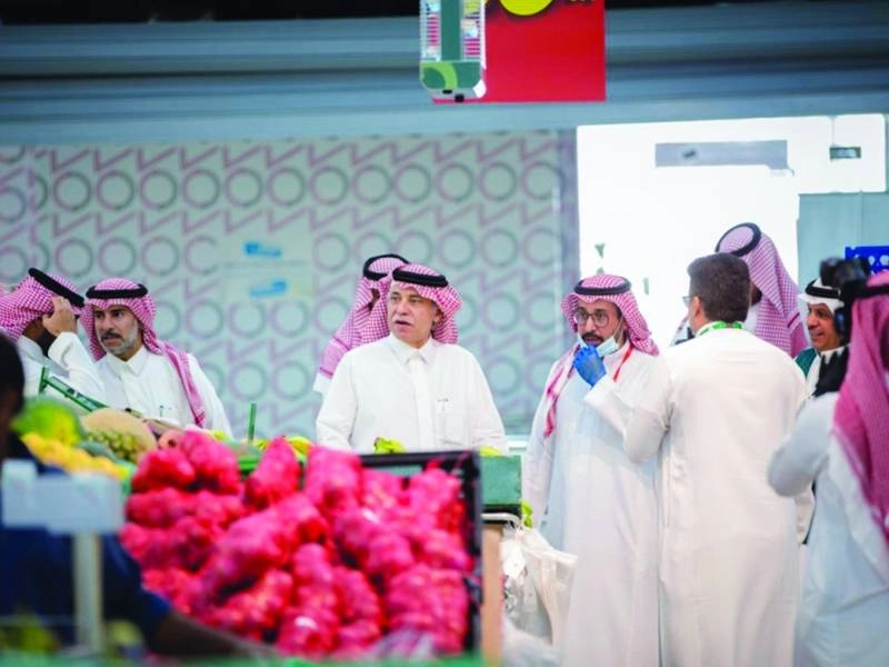 ماجد القصبي خلال جولة ميدانية على منافذ البيع أمس  (مكة)