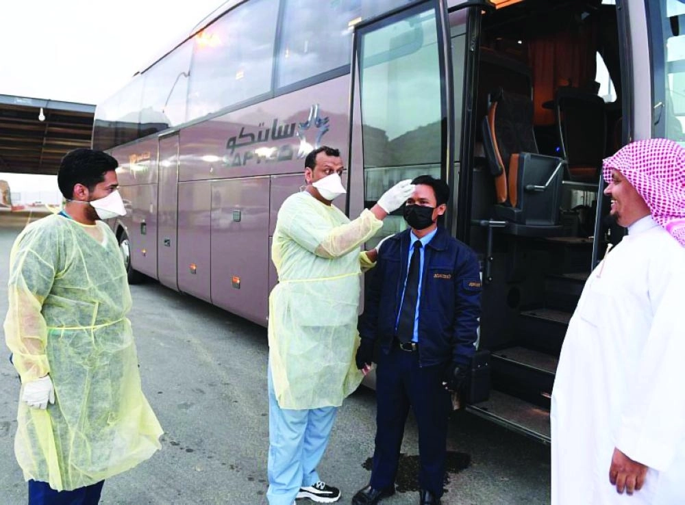 فحص المسافرين عبر مداخل ومخارج مكة (واس) 