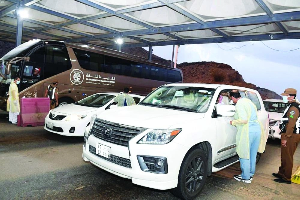 فحص المسافرين عبر مداخل ومخارج مكة (واس)