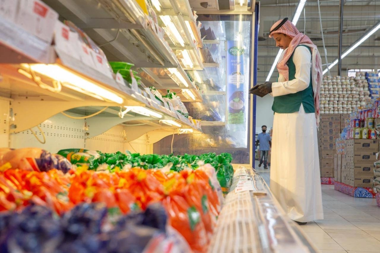 مفتش التجارة أثناء إحدى الجولات (التجارة)