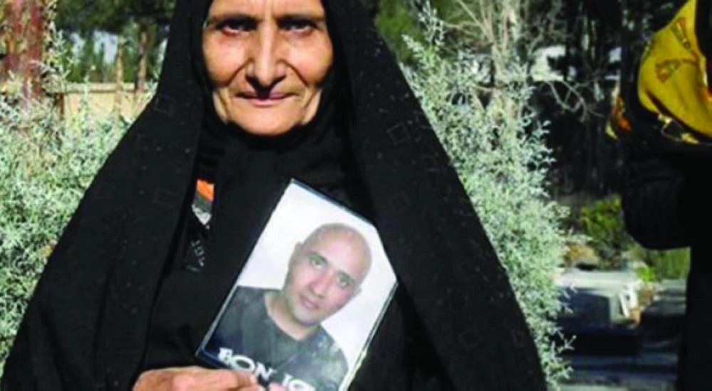 






إيرانية تحمل صورة ابنها المدون الذي مات في السجن                           (مكة)