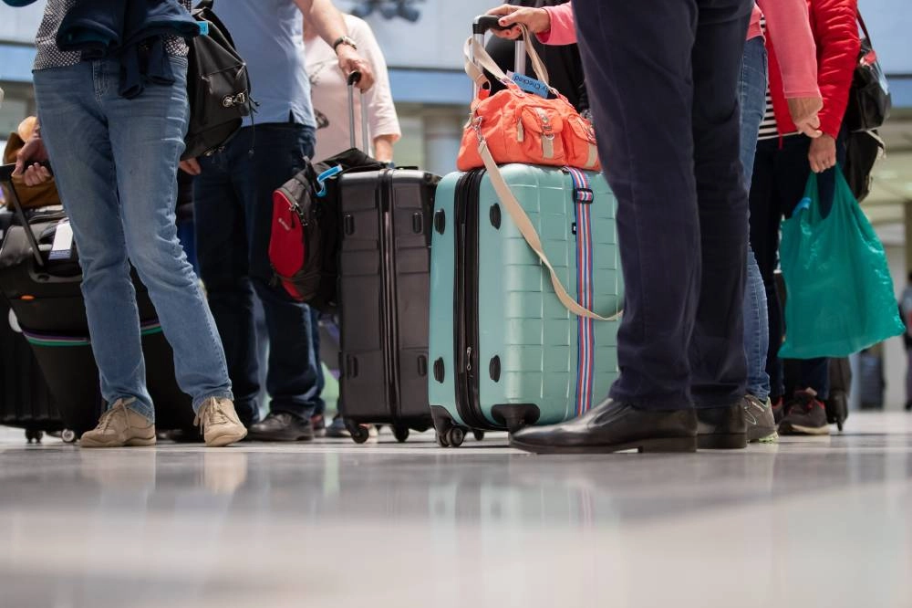 مسافرون بانتظار رحلاتهم (د ب أ)